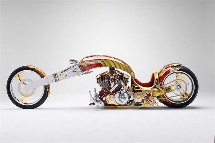 8. Gold Plated Custom Chopper, giá 500.000 USD. Được trưng bày lần đầu tại triển lãm Motorcycle Show ở Seattle, chiếc xe lập tức gây ấn tượng bởi vẻ ngoài kỳ quái không thể lẫn vào đâu, mạ vàng sáng bóng đến tận xích.