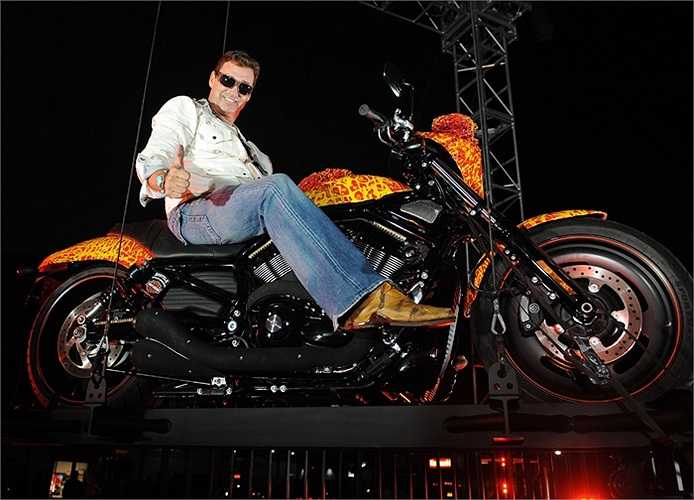 10. Harley-Davidson, giá 1 triệu USD. Được thiết kế bởi ngôi sao bóng rổ huyền thoại người Mỹ Jack Armstrong, chiếc xe có sức mạnh của khối động cơ 6 xi-lanh 1800cc cùng vô số chi tiết thủ công khác được lắp ráp bằng tay.