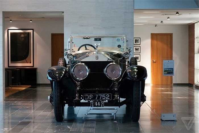 Chiếc Rolls-Royce Silver Ghost này được sản xuất từ năm 1923 và vẫn hoạt động tốt. Xe được trưng bày tại nhà máy Rolls-Royce, như minh chứng cho chất lượng và sự bền bỉ của thương hiệu xe sang hàng đầu thế giới này. 