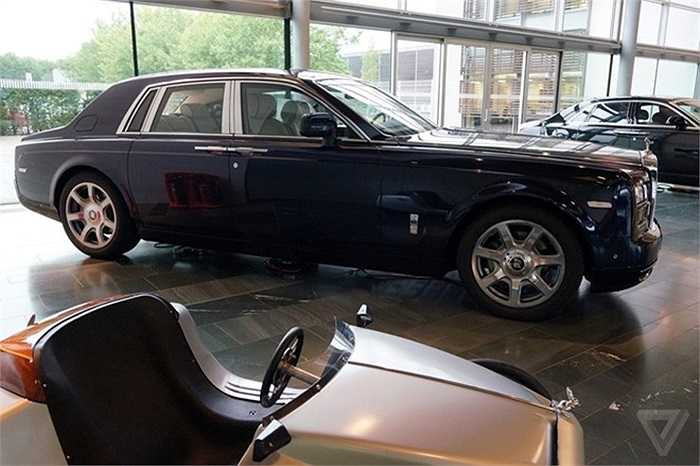 Phòng truyền thống của Rolls-Royce trưng bày nhiều mẫu xe đình đám gắn với thương hiệu, trong đó có mẫu Phantom ở vị trí trang trọng.
