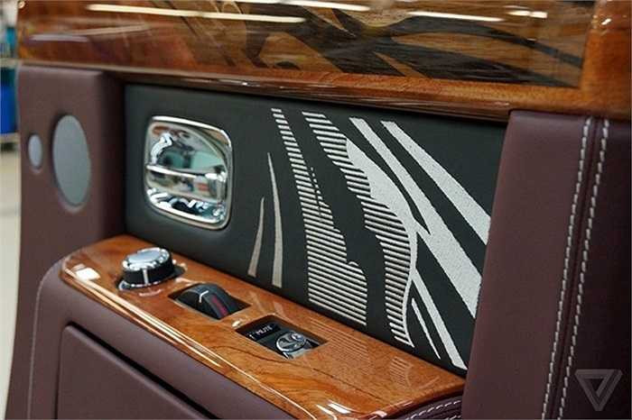 Những chiếc xe của Rolls-Royce đều sử dụng loại vật liệu gỗ và da cao cấp. Trong hình là một cánh cửa của mẫu sedan Ghost, được bọc da và ốp gỗ hoàn toàn thủ công. 