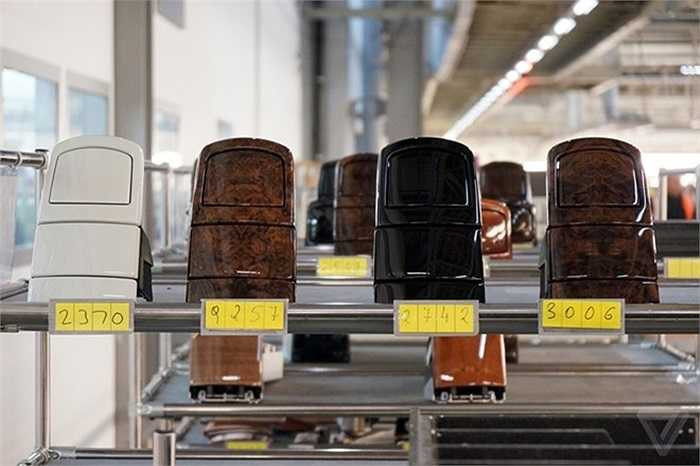 Rolls-Royce cung cấp cho khách hàng rất nhiều sự lựa chọn để cá nhân hóa chiếc xe. Đối với những chi tiết không có sẵn, Rolls-Royce vẫn có khả năng tạo ra, bởi họ có một đội ngũ chuyên gia lành nghề.