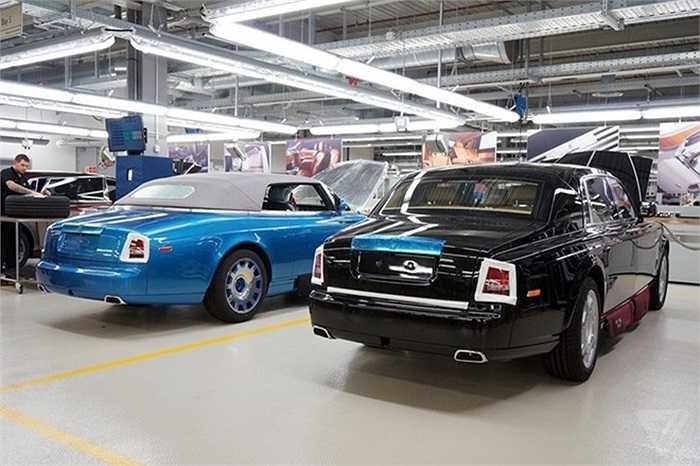 Tại khu vực cá nhân hóa chiếc xe, một số chi tiết không thể lắp ráp trên dây chuyền chung sẽ được thực hiện tại đây. Nhờ đó, những chiếc xe do Rolls-Royce tạo ra theo đơn đặt hàng sẽ là độc nhất vô nhị.