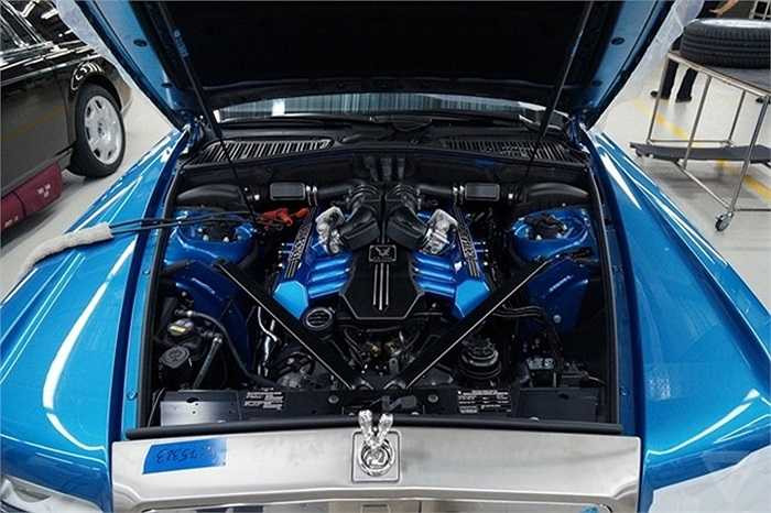 Khối động cơ V12 6,75 lít được lắp bên trong mẫu Phantom Waterspeed với số lượng sản xuất hạn chế. Động cơ được sơn màu xanh dương cùng màu với xe. Rolls-Royce chỉ sản xuất 35 chiếc xe này. 