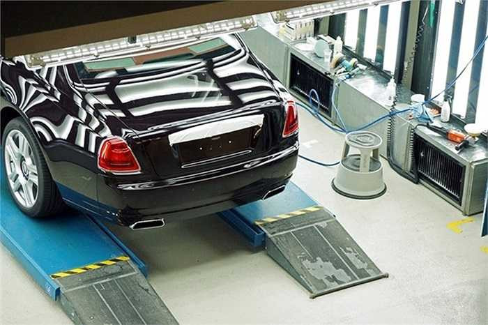 Sau khi lắp ráp, những chiếc xe của Rolls-Royce được kiểm tra cách âm bên trong cabin một cách kỹ lưỡng. Nếu như không đạt độ chống ồn tiêu chuẩn, chiếc xe sẽ được trả về khu vực lắp ráp để chỉnh sửa. 