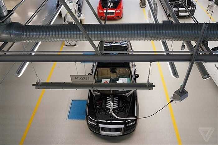 Một chiếc xe gần hoàn thiện, được tiến hành những bước kiểm tra cuối cùng bằng máy đối với những cơ cấu vận hành cơ khí. 