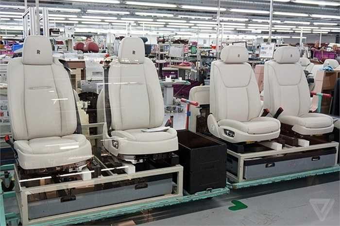 Các chi tiết của nội thất được kiểm tra bằng mắt của thợ lành nghề trước khi gắn vào xe.