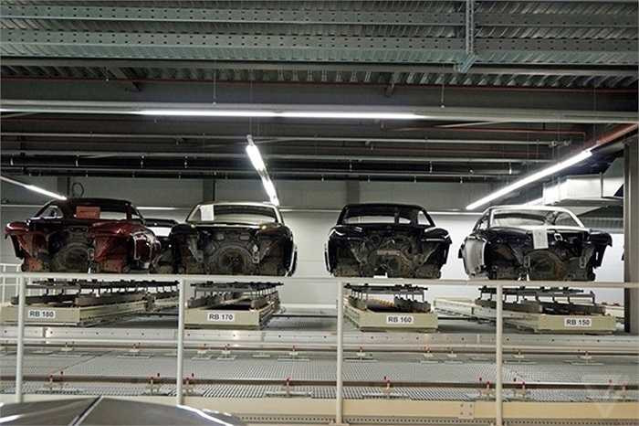 Các chi tiết thân xe được sản xuất tại Đức và chuyển về nhà máy ở Anh để lắp ráp và thực hiện các bước hoàn thiện. 