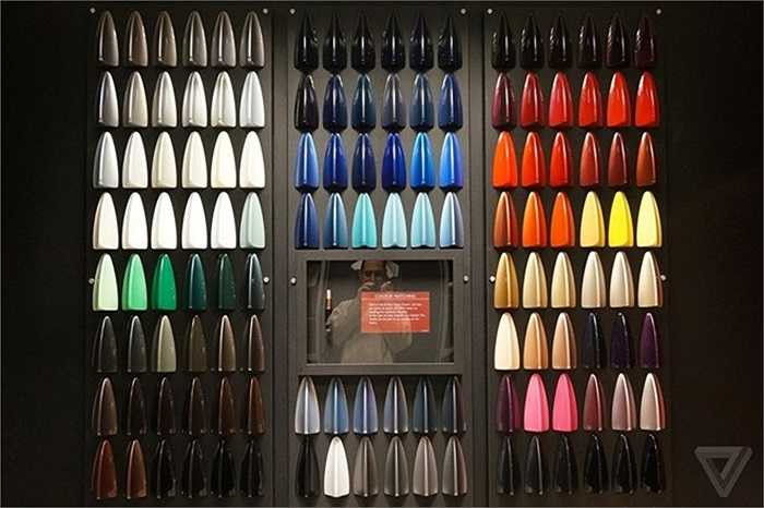 Những khách hàng của Rolls-Royce có thể lựa chọn bất kỳ màu nào họ yêu thích. Trong hình chỉ là một số ít màu sắc đã được Rolls-Royce phối màu sẵn. Những màu truyền thống là đen, trắng và bạc được 80% khách hàng lựa chọn.