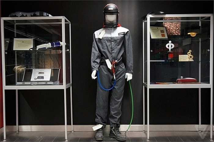 Rolls-Royce sử dụng máy móc để thực hiện việc sơn lót cho xe, trong khi toàn bộ các quá trình sơn hoàn thiện và đánh bóng đều làm thủ công. Trong hình là một bộ đồ bảo hộ dành cho những người trực tiếp sơn hoàn thiện xe. 