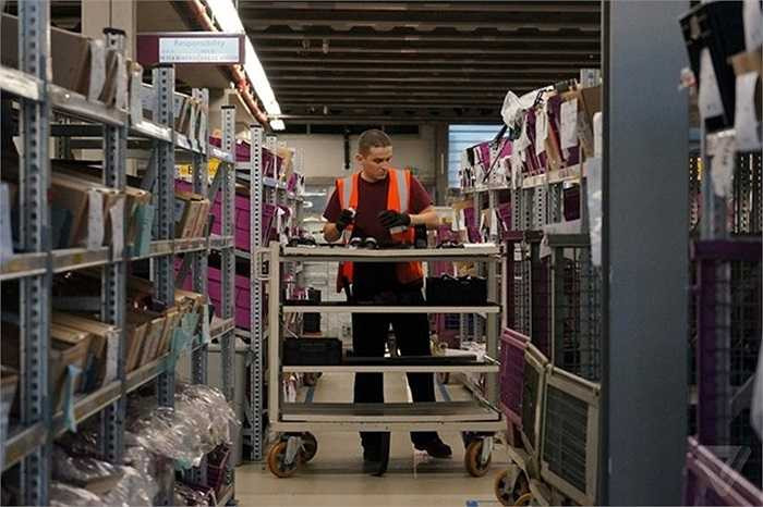 Những người thợ tại nhà máy Rolls-Royce có trên tay cả một danh sách dài những bộ phận cần thiết. Sau đó, họ sẽ đi lấy chúng từ một nhà kho rất lớn bên trong nhà máy. 