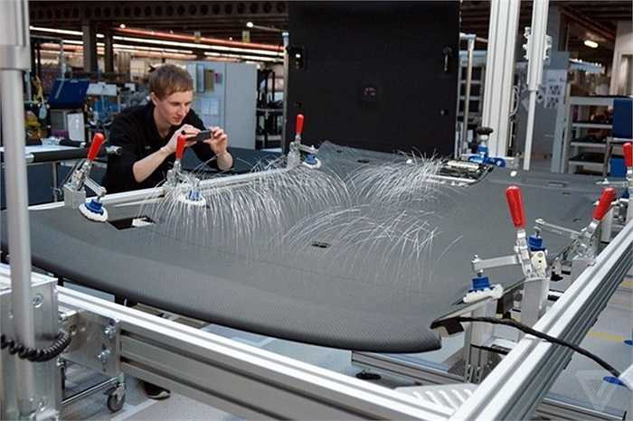 Một trong những điều thú vị nhất mà Rolls-Royce mang đến cho khách hàng chính là việc tạo bầu trời sao trên trần cabin xe. Trong hình là những sợi chỉ quang học được gắn lên lớp da bọc trên trần xe.