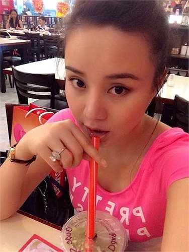 Ở Mỹ, cô liên tục đăng tải hình ảnh nửa người trên và chia sẻ mình đang lên cân từng ngày. Dù chưa công khai nhưng cô cũng hé lộ tin vui với bạn bè qua những dòng chia sẻ như: “Em cũng mới ú thêm chút xí à, có nhiu đâu, bác sỹ khen bé khoẻ bé ngoan”. Dòng chia sẻ của Vy Oanh nhận được hàng nghìn lượt 'like' cùng nhiều lời chúc mừng. Một vài người bạn thân động viên cô nên ăn nhiều và giữ gìn sức khỏe cho cả mẹ và bé. 