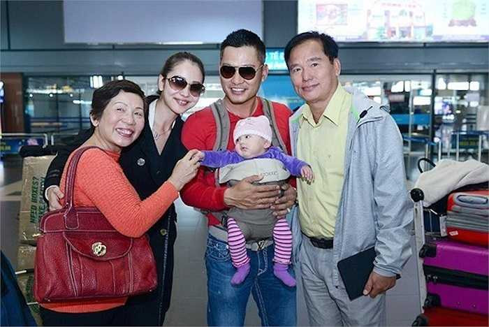 Sau đám cưới Jennifer Phạm cũng âm thầm trở về Mỹ một thời gian dài cùng chồng và không chia sẻ hình ảnh mới với người hâm mộ. Cuối tháng 7/2013, cô chính thức khoe tin vui lên chức mẹ lần 2 khi hạ sinh một cô công chúa đáng yêu khỏe mạnh. Kể từ thời điểm sinh con, Jennifer Phạm rất kín đáo và tuyệt nhiên không khoe bất cứ hình ảnh nào về con gái. Jennifer nhanh chóng lấy lại vóc dáng, cô xuất hiện với hình thể thon gọn và thực hiện bộ ảnh bikini khoe ba vòng nóng bỏng khiến người hâm mộ khó lòn