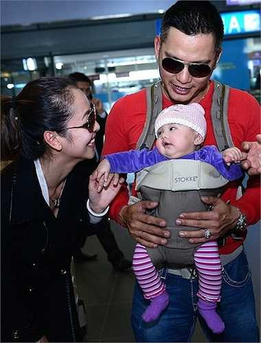 Sau một năm rời xa showbiz để chuẩn kết hôn, chăm lo cho gia đình và đặc biệt là sinh con, khoảng tháng 11/2013 Jennifer Phạm và chồng mới đưa con gái chung về Việt Nam thăm ông bà nội. Lúc này, bé Na (tên gọi ở nhà) được khoảng 8 tháng. Theo Zing