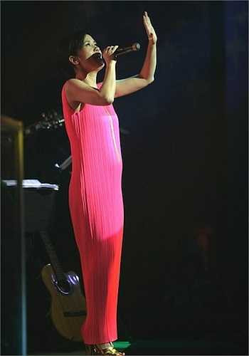 2. Diva Hồng Nhung: Hồi đầu năm 2012, thông tin chị Bống mang bầu ở tuổi 42 râm ran trong giới showbiz khiến nhiều khán giả rất phấn khởi. Trước thông tin này, nữ ca sỹ chọn cách im lặng và xuất hiện kín đáo ở một vài sự kiện quan trọng. 