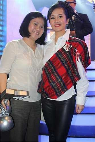 Mang bầu ở tuổi 42 nhưng diva vẫn giữ được vóc dáng thon gọn. Để tránh sự quan tâm của báo giới, nữ ca sỹ 'Giọt sương trên mí mắt' choàng khăn trên bụng khi đi sự kiện. Trước ngày sinh một tháng, cô được ông xã đưa sang nước ngoài nghỉ ngơi, chờ tới ngày sinh nở và cũng tránh sự soi mói của truyền thông. 