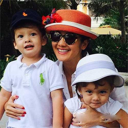 Sau khi sinh con được khoảng 3 tháng, 'cô Bống' mới tiết lộ chuyện sinh cặp song sinh một trai, một gái ở Mỹ với người hâm mộ. 'Tôm và Tép nhỏ bé giống mẹ, hôm nay đã bắt đầu toét miệng cười thành tiếng, mặt mũi rạng rỡ khi thấy hai người lớn thân thuộc nhất của mình. Bé trai mũi cao, tóc đen. Bé gái mũi tẹt, tóc vàng. Nhìn những cử chỉ đáng yêu của chúng, vợ chồng tôi như muốn tan thành nước' - cô hạnh phúc khoe sau khi lên chức mẹ. 