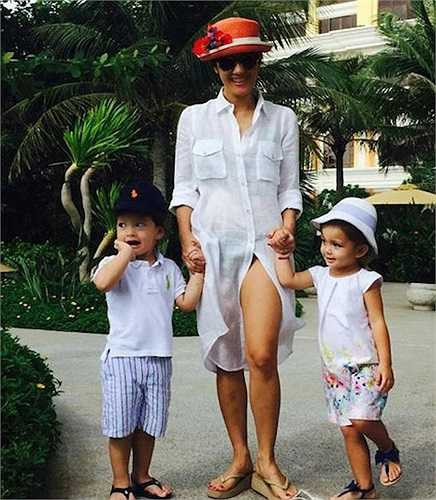 Dù chia sẻ chuyện sinh con nhưng nữ ca sỹ giấu kín hình ảnh của con trước báo giới. Cô cũng nhanh chóng lấy lại vóc dáng khiến Hồng Nhung bị nghi nhờ người sinh con hộ. Tuy nhiên, cô phủ nhận thông tin này. Khi hai con tròn 2 tuổi, giọng ca Hà Nội mới công khai hình ảnh của con với khán giả. Bé Tôm Tép gây thiện cạm với vẻ đẹp lai Tây khiên hàng triệu khán giả ái mộ và gửi lời chúc mừng tới diva. Hồng Nhung đã đặt tên cho hai con song sinh của mình là Aidan và Lea. 