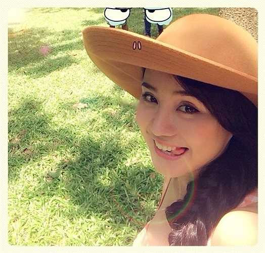 3.Vy Oanh: Nữ ca sỹ 'Đồng xanh' đã bay qua Mỹ sống khoảng hơn 2 tháng nay để nghỉ ngơi vì muốn giấu chuyện sinh con. Sau khi kết thúc show truyền hình thực tế Gương mặt thân quen, Vy Oanh ít xuất hiện trên các sân khấu âm nhạc. Thông tin nữ ca sỹ tạm ngưng ca hát vì mang bầu lan truyền trong giới, tuy nhiên, Vy Oanh vẫn né tránh khi được hỏi. 