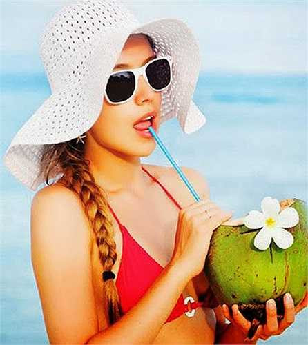 Chống lão hóa, giữ ẩm da: Nước dừa chứa acid lauric giúp cân bằng độ pH cho da, tăng cường sự liên kết, dưỡng ẩm cho làn da và giúp chống lão hóa da.