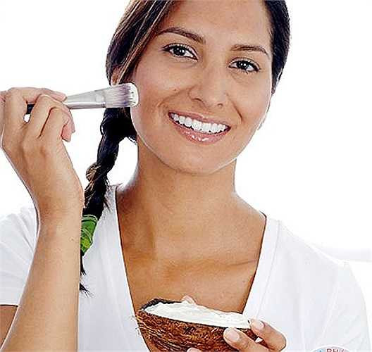 Thoa nước dừa lên da trước khi đi ngủ thường xuyên giúp chống rạn, chống nhăn và ngăn ngừa mụn trứng cá.