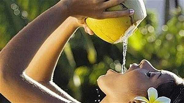 Nước dừa tốt cho huyết áp và tim mạch: Nước dừa có nồng độ kali và axit lauric cao, giúp bổ sung kali cho người cao huyết áp, điều hòa huyết áp ổn định. Hơn thế, nước dừa giúp tăng cholesterol tốt duy trì sức khỏe tim mạch.