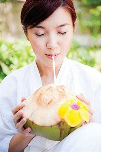 Cung cấp nước và khoáng chất cho cơ thể: Nước dừa là một giải pháp thay thế cho các chất lỏng và khoáng chất mà cơ thể đã bị mất trong các hoạt động thể chất. Cũng bởi lý do này mà nhiều vận động viên và những người thường xuyên thể dục được khuyến khích uống nước nhiều hơn.