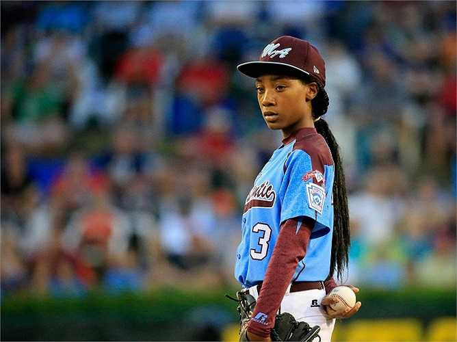 Mone Davis (13 tuổi) hiện đang là cầu thủ bóng chày của đội Philadelphia. Cô là một trong những vận động viên da màu hiếm hoi xuất hiện trên trang bìa tạp chí Sports Illustrated. 