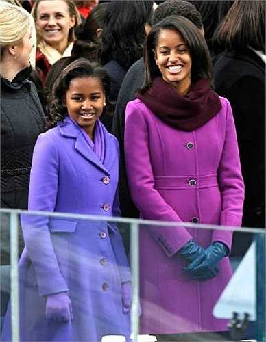 Sasha Obama (13 tuổi) và Malia Obama (16 tuổi) – 2 cô con gái yêu quý của Tổng thống Mỹ Obama nổi tiếng với những hoạt động vì lợi ích quốc gia và cũng là biểu tượng thời trang của giới trẻ
