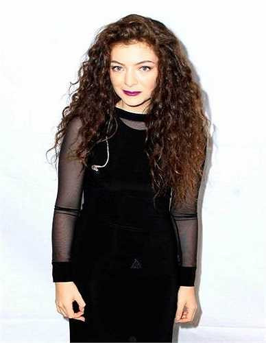 Lorde (17 tuổi) là nữ ca sĩ, nhạc sĩ đến từ New Zealand. 'Royals', giành được ngôi vị quán quân trên Billboard Hot 100, New Zealand Top 40. Cô là nghệ sĩ hát đơn người New Zealand đầu tiên đạt được vị trí số một trên đất Mỹ.