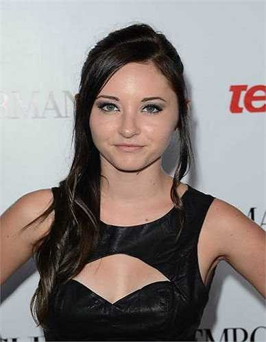 Rachel Fox (18 tuổi) là nữ diễn viên tuổi teen và ca sĩ nổi tiếng với vai Kayla Huntington trên ABC loạt phim truyền hình Desperate Housewives 