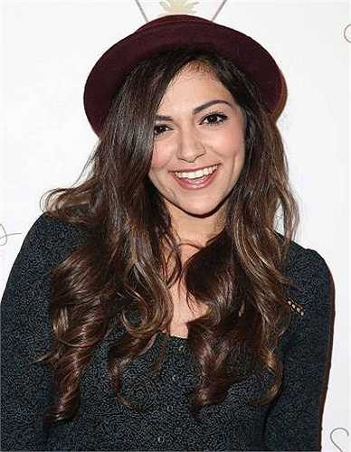 Bethany Mota là một hot blogger, cô tải lên video của ý tưởng thời trang, hướng dẫn trang điểm và làm tóc , công thức nấu ăn... Mota có 7,4 triệu lượt quan tâm trên Youtube, mỗi năm cô thu được 500,000 USD đến 750,000 USD từ doanh thu quảng cáo.