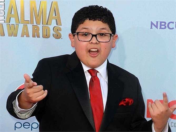Rico Rodriguez (16 tuổi) là một diễn viên nhí nổi tiếng và giàu có nhất. Rico Rodriguez kiếm được một con số khổng lồ sau mỗi tập phim 150,000 USD