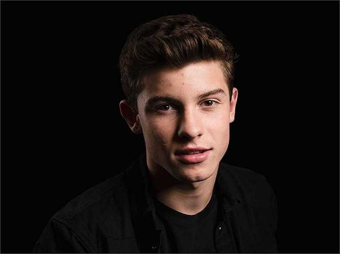 Shawn Mendes (16 tuổi) nổi tiếng với những bản cover chất lượng, thu hút hàng triệu lượt xem . 'The Shawn Mendes EP đạt vị trí số 1 trên iTunes sau 37 phút đăng tải'