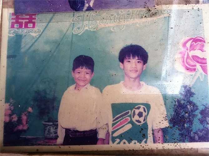 Hình ảnh Công Vinh năm 14 tuổi tại lễ cưới của chị gái, lúc này Vinh mới tập đá bóng ở lò đào tạo SLNA. Ít ai biết rằng khi thi tuyển vào đội trẻ của CLB này Vinh đứng gần đội sổ, bị đánh giá là không có nhiều triển vọng.