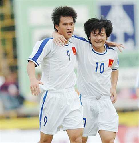 Đến năm 2002, Công Vinh lần đầu được gọi vào đội U18 Việt Nam dưới sự dẫn dắt của HLV Nguyễn Văn Thịnh. Cũng trong năm đó, anh được triệu tập vào đội U20 và còn được đeo băng đội trưởng. Năm 2003, thành công đến với Vinh khi anh được huấn luyện viên Alfred Riedl gọi bổ sung vào danh sách đội tuyển U23 tham dự SEA Games 22 mặc dù phần nhiều chỉ được ngồi trên băng ghế dự bị. 