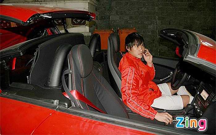 Năm 2010, Công Vinh mua chiếc xe sang đầu tiên có tên Mercedez SLK 200 với giá gần 2 tỷ đồng.