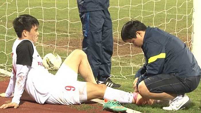 Tuy nhiên không lâu sau đó, Công Vinh bị chấn thương đầu gối rất nặng và phải sang Bồ Đào Nha phẫu thuật. Tiền đạo mang áo số 9 lập tức rao bán rẻ chiếc Mercedez để lo việc gia đình cũng như chữa trị chấn thương. 