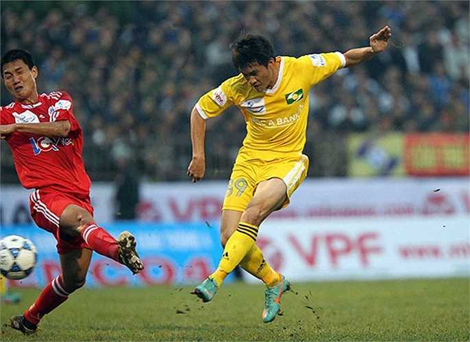 Công Vinh thi đấu cho CLB Hà Nội được 1 năm thì bầu Kiên dính vào vòng lao lý đồng nghĩa với việc CLB này giải thể. Sau hơn 4 năm rời xa quê hương, năm 2013 Công Vinh về chơi cho CLB SLNA với bản hợp đồng cho mượn có thời hạn 2 năm.