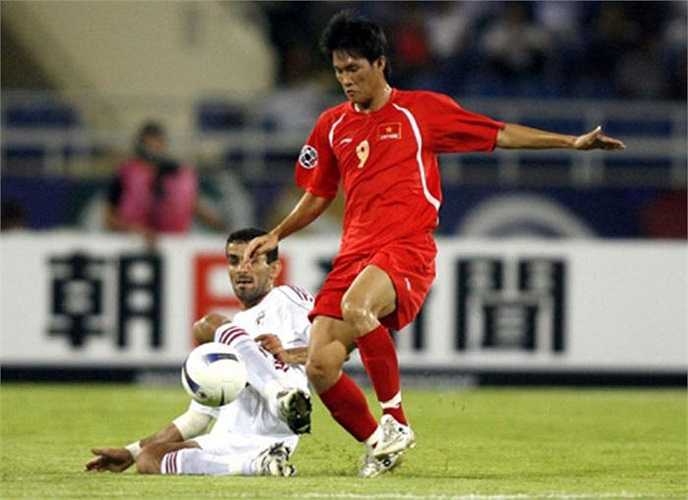 Tại Asian Cup 2007 tổ chức tại SVĐ Mỹ Đình, Lê Công Vinh là người ghi bàn ấn định chiến thắng 2-0 cho ĐT Việt Nam trước UAE, lần đầu tiên đưa bóng đá Việt Nam vào tứ kết tại giải đấu này. 