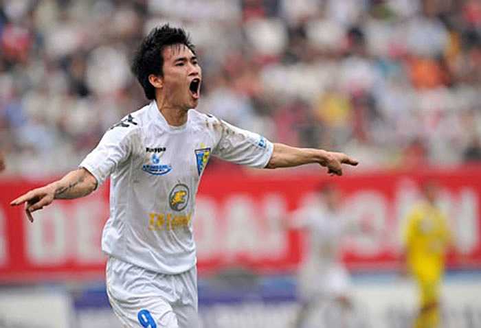 Năm 2008, Công Vinh rời lò đào tạo SLNA về đầu quân cho Hà Nội T&T với giá lót tay lên tới 8 tỷ đồng. CLB này còn phải trả chi phí đạo tạo 500 triệu cho lò SLNA. Bàn thắng đầu tiên của Công Vinh cho Hà Nội T&T vào ngày 24 tháng 2 năm 2009 ở vòng 2 V-League vào lưới SHB Đà Nẵng trong chiến thắng 1-0 trước đội bóng sông Hàn từ một cú đánh đầu.