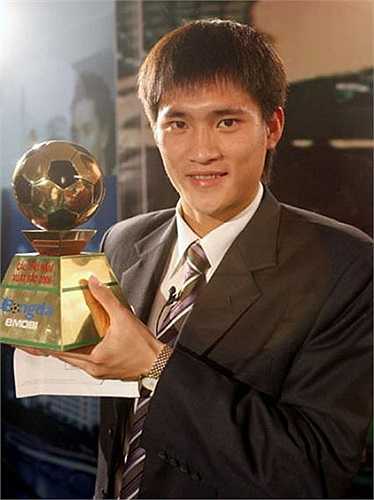 Công Vinh là cầu thủ thứ 2 ở Việt Nam 3 lần giành quả bóng vàng vào các năm 2004, 2006, 2007.