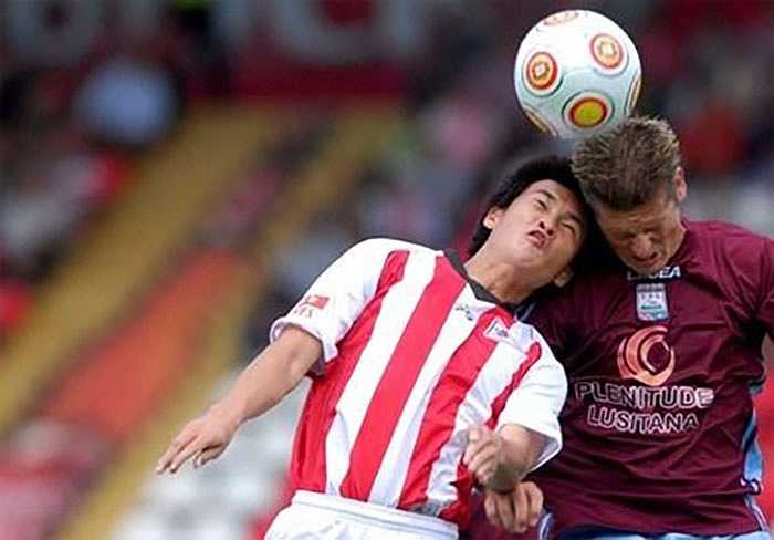 Năm 2009, theo lời giới thiệu của ông Calisto, Công Vinh sang tập luyện và thi đấu 4 tháng trong màu áo CLB Leixoes, Bồ Đào Nha. Trong suốt thời gian tại CLB này, tiền đạo Việt Nam ghi được 2 bàn thắng trong các trận giao hữu và 1 bàn tại giải VĐQG Bồ Đào Nha trong trận Leixoes gặp Casa Pia.