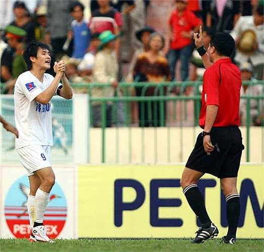 Trở lại Việt Nam thi đấu ở V.League 2010 trong màu áo Hà Nội T&T, sự cố tại sân Cao Lãnh đã làm xấu đi hình ảnh của Công Vinh khi anh vái lạy trọng tài Vũ Bảo Linh. Ban kỷ luật của VFF đã đưa ra án phạt tiền đạo Nghệ An 10 triệu đồng và treo giò 3 trận đấu.