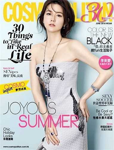 Không chỉ giữ được nét trẻ đẹp trên gương mặt, vóc dáng của bà mẹ hai con vẫn thon gọn như ngày nào. 