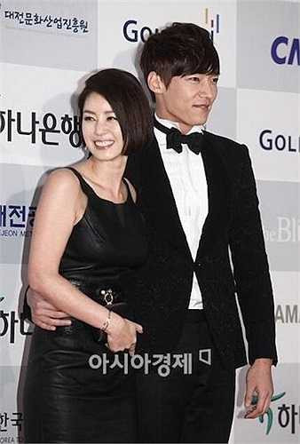 Kim Sung Ryung trông vẫn trẻ trung khi sánh đôi bên cạnh những gương mặt mỹ nam trẻ tuổi. Người đẹp 47 tuổi thường được khen có phong cách ăn mặc sang trọng, thanh lịch. 