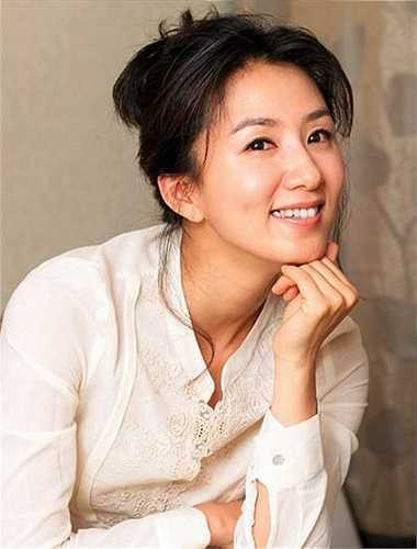 Kim Hee Ae, nữ diễn viên của 'Sons and Daughters', luôn được xem là biểu tượng nhan sắc trẻ trung trong showbiz Hàn. Bất chấp thời gian, người đẹp 47 tuổi vẫn như ngày nào thuở đôi mươi. 