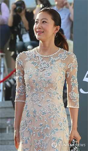 Mỗi khi xuất hiện trên thảm đỏ, Kim Hee Ae không cần gây chú ý bằng những bộ váy hở hang gây sốc. Thay vào đó, chính nét đẹp tinh tế, nhã nhặn đã giúp cô ghi điểm và thường xuyên lọt vào Top nữ diễn viên mặc đẹp. 