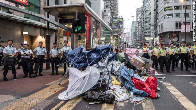 Cảnh sát Hong Kong dọn dẹp đường phố